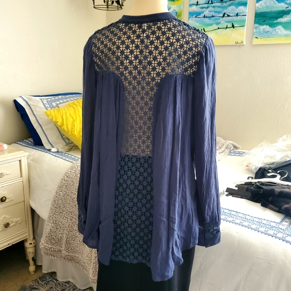 Free People Oversized Victorian, vintage-inspired design look at all this detail - Picture 13 of 16